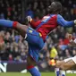 Penyerang Crystal Palace, Yannick Bolasie, berebut bola dengan bek Leicester, Danny Simpson, pada laga Liga Premier Inggris di Stadion Selhurst Park, London, Sabtu (19/3/2016). Crystal Palace takluk 0-1 dari Leicester. (AFP/Ikimages)