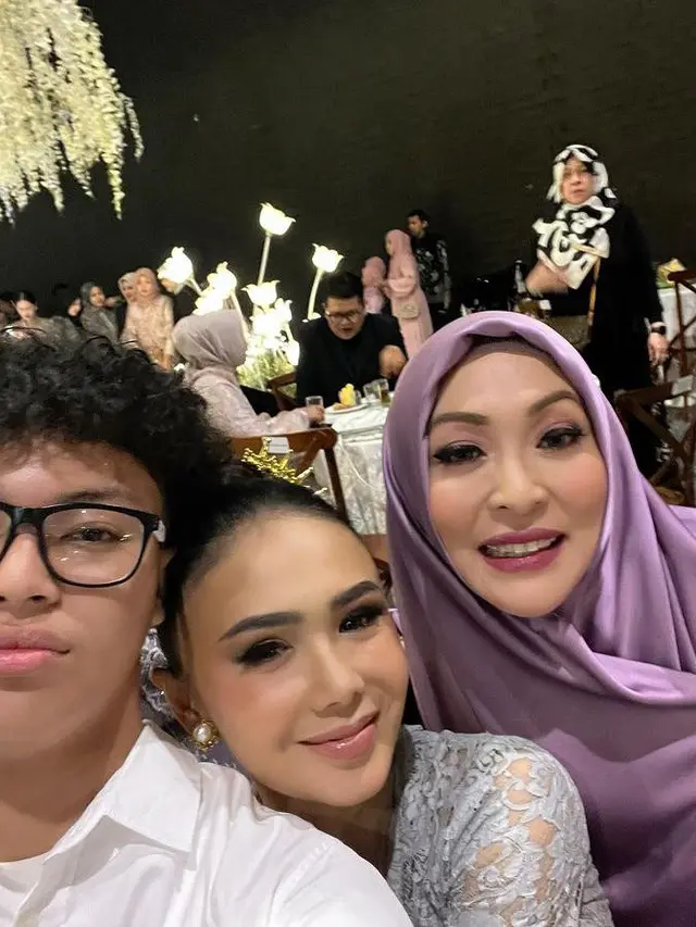 Potret Angelina bersama dengan Keanu dan Yuni Shara (Sumber: Instagram/@angelinasondakh09)