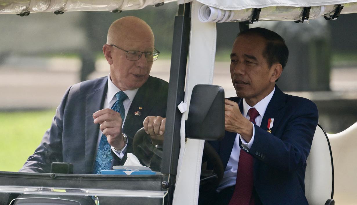 Jokowi menyopiri Gubernur Jenderal Australia menggunakan mobil golf atau buggy car. (BAY ISMOYO / AFP)