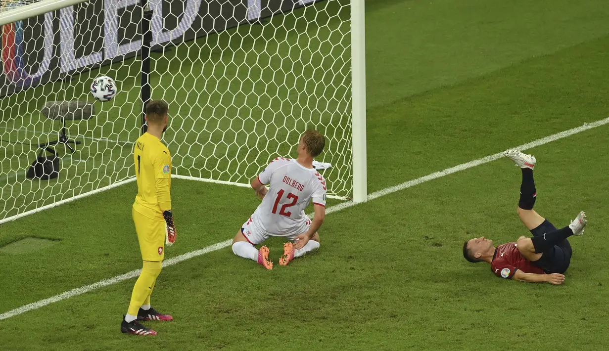 Sontekan Kasper Dolberg (tengah) hasil dari umpan silang Joakim Maehle membuat Danish Dynamite makin di atas angin. (Foto: AP/Pool/Dan Mullan)