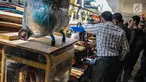 Pembeli memilih genset yang dijual di sebuah pusat peralatan teknik, kawasan Glodok, Jakarta, Senin (5/8/2019). Imbas padamnya listrik, toko genset di kawasan Glodok ramai diserbu warga yang membutuhkan penerangan di rumah mereka. (Liputan6.com/Faizal Fanani)