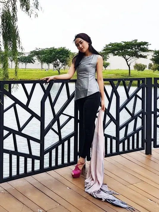 Wanita berdarah campuran Kalimantan dan Belanda ini memang selalu tampil modis di berbagai kesempatan. Saat berlibur, ia tampak mengenakan pakaian yang nyaman namun tetap stylish. Kali ini PJ memilih tampil dengan atasan berwarna abu-abu dan celana hitam. (Liputan6.com/IG/@nyonyahpjofficial)