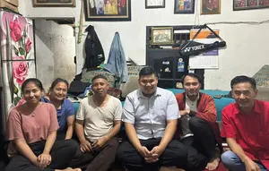 PSI bertemu dengan salah satu korban baliho caleg yang jatuh di Kembangan, Jakarta Barat. (Istimewa)