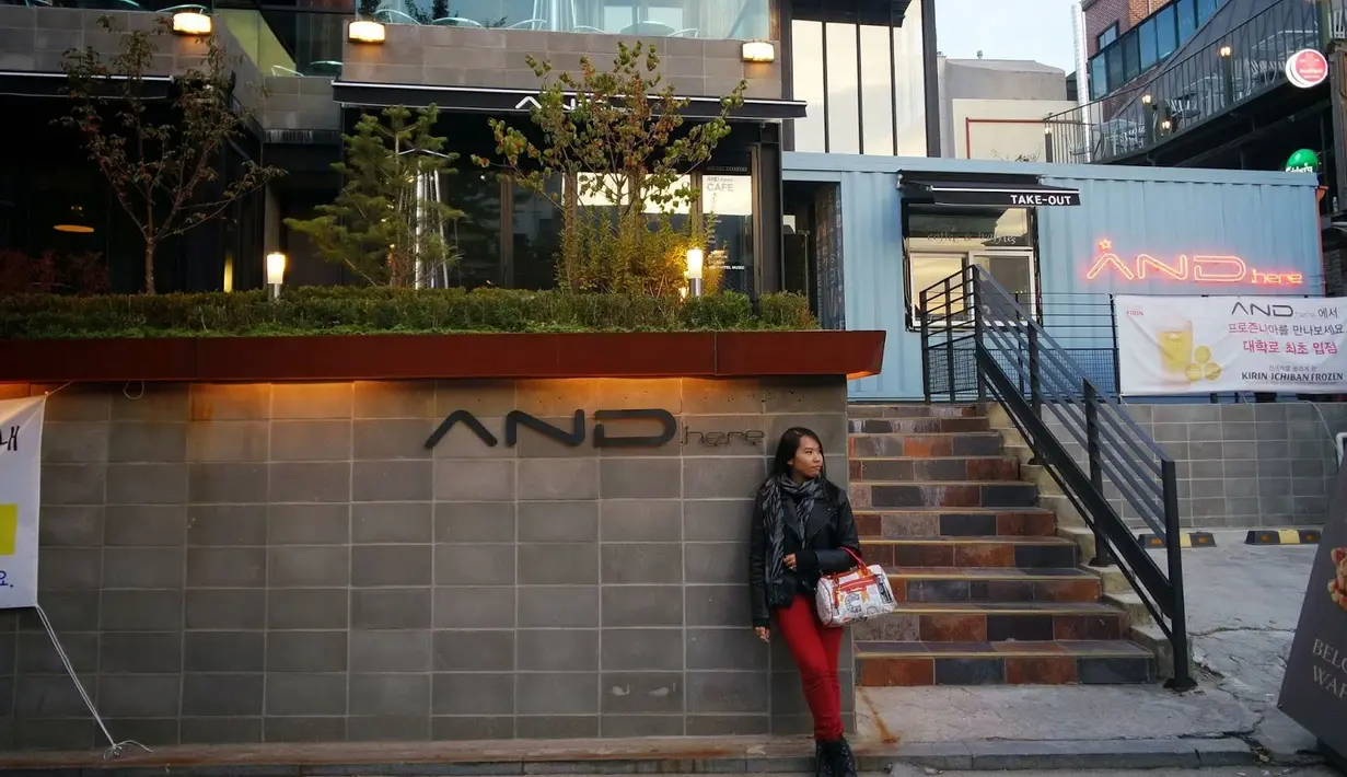 Seungri punya kafe bernama AND here. Kafe milik personel BigBang ini terletak di Seoul dan Busan. Kafe ini menawarkan berbagai minuman mulai dari kopi hingga champagne. (Foto: koreaboo.com)