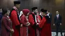 Sebagai informasi, Anwar Usman mengabdi sebagai Hakim Mahkamah Konstitusi selama 15 tahun. Tampak dalam foto, Anwar Usman (keempat kiri) saat mengikuti prosesi wisuda purnabakti di Ruang Sidang Mahkamah Konstitusi (MK), Jakarta, Senin (13/4/2026). (Kapanlagi.com/Budy Santoso)