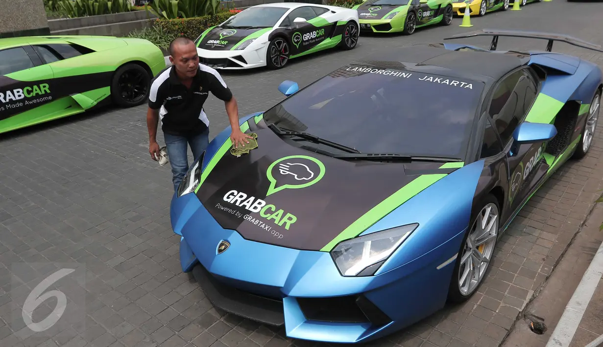 Pengemudi membersihkan supercar Lamborghini yang diluncurkan Grabcar, layanan pesan kendaraan berbasis aplikasi di Jakarta, Rabu (21/10). Layanan ini dapat dinikmati secara gratis melalui  aplikasi Grabtaxi.  (Liputan6.com/Angga Yuniar)