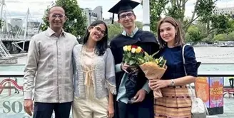 Bersama suami dan putrinya, Najwa pun hadir di wisuda Izzat yang lulus dari Department of Government dalam kurun waktu tiga tahun. @najwashihab