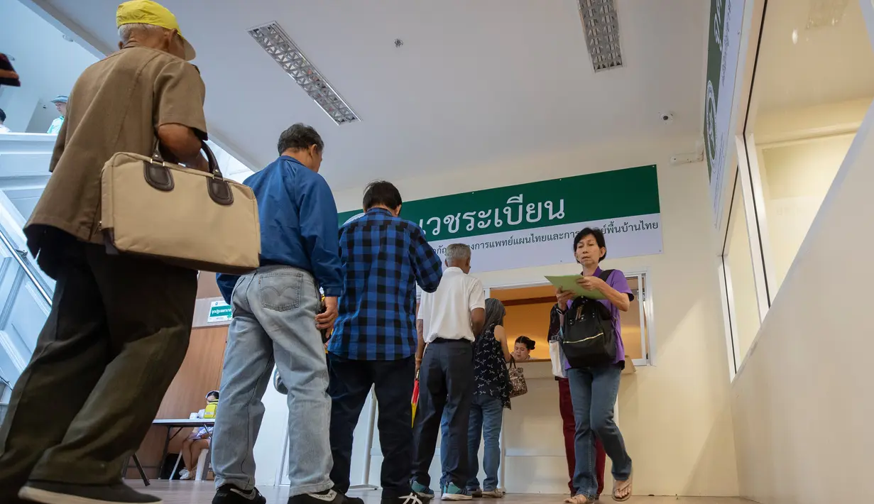 Pasien antre mendaftar untuk konsultasi di klinik yang meresepkan minyak ganja untuk perawatan medis di provinsi Nonthaburi, 6 Januari 2020. Thailand membuka klinik penuh waktu pertama (full time) yang mengkhususkan pengobatan berbasis ganja tradisional dan alternatif. (AP/Sakchai Lalit)