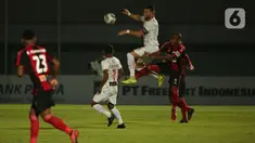 Pemain Persija Jakarta, Marko SImic (tengah) berebut bola diudara dengan pemain Persipura Jayapura, Ian Luois Kabes dalam pertandingan BRI Liga 1 2021/2022 di Stadion Indomilk Arena, Kabupaten Tangerang, Minggu (19/9/2021). Persija Jakarta harus puas bermain tanpa gol. (Bola.com/Ikhwan Yanuar)