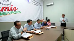 Deputi V Kemenpora, Gatot S Dewabroto (kanan) bersama tim sembilan Kemenpora melakukan jumpa pers berakhirnya masa tugas tim sembilan di Jakarta, Rabu (6/5/2015). Tugas tim sembilan berakhir pada 30 April lalu. (Liputan6.com/Helmi Fithriansyah)
