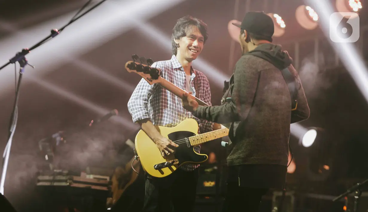 Gitaris Sheila On 7 Erros dan basis Adam beraksi di atas panggung konser 'A Night with Sheila on 7' di Jakarta, Kamis (6/12/2019). Dalam penampilannya mereka membawakan berbagai lagu andalan diantaranya lagu" Kita", "Dan", "Betapa", "Seberapa Pantas" serta "Sephia". (Liputan6.com/Faizal Fanani)