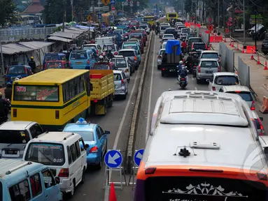 Sejumlah kendaraan terjebak kemacetan panjang di kawasan Lebak Bulus, Jakarta, akibat pengerjaan proyek Mass Rapid Transit (MRT), Senin (23/3/2015). (Liputan6.com/Yoppy Renato) 