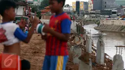 Suasana di Kelurahan Bukit Duri, Jakarta, Sabtu (7/1). Meski warga Kelurahan Bukit Duri memenangkan gugatan di PTUN Jaksel, proyek normalisasi di sepanjang sungai Ciliwung yang melintasi kawasan tersebut tetap dilanjutkan. (Liputan6.com/Johan Tallo)