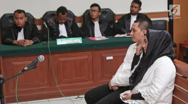 Terdakwa kasus dugaan penipuan biro perjalanan umrah First Travel Andika Surachman dan Anniesa Hasibuan menjalani sidang di PN Depok, Jawa Barat, Rabu (30/5). Sidang ini beragendakan pembacaan vonis. (Liputan6.com/Herman Zakharia)