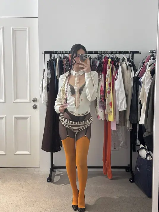 Sementara potret lainnya memperlihatkan Jennie mengenakan busana terawang bak lingerie.  [@jennierubyjane].