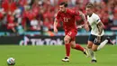 Pemain Denmark Pierre Hojbjerg (kiri) berebut bola dengan pemain Inggris Kalvin Phillips pada pertandingan semifinal Euro 2020 di Stadion Wembley, London, Inggris, 7 Juli 2021. Statistik berbicara gelandang tengah ini layak masuk dalam 11 pemain terbaik di Euro 2020. (Paul ELLIS/POOL/AFP)