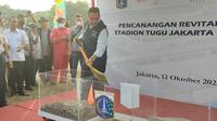 Gubernur DKI Jakarta Anies Baswedan mencanangkan revitalisasi Stadion Sepak Bola Tugu Jakarta Utara, Koja, Jakarta Utara, Rabu (12/10/2022). (Liputan6.com/ Winda Nelfira)