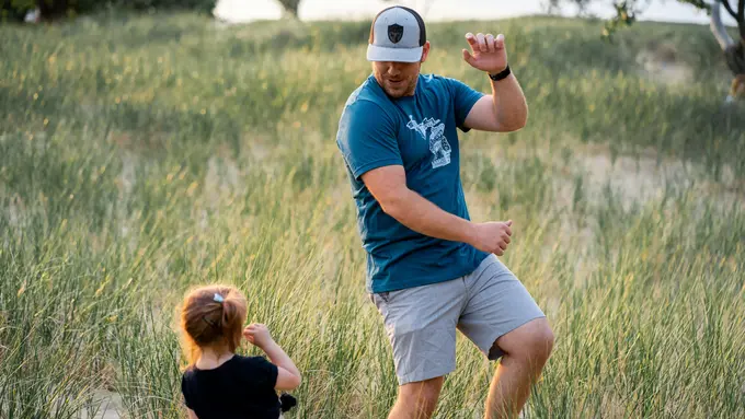 Contoh ilustrasi anak perempuan dengan ayahnya