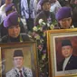 Peti jenazah Sulistyo saat akan dimakamkan di Semarang, Selasa (15/4). Sulistyo merupakan salah satu korban yang tewas dari peristiwa kebakaran RSAL Mintohardjo tersebut. (Gholib)