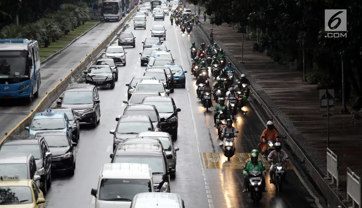 Polisi melakukan tindakan tilang kepada pengendara motor yang melanggar aturan jalur khusus sepeda motor di Jalan MH Thamrin-Medan Merdeka Barat, Jakarta Pusat, Kamis (8/2). (Liputan6.com/Arya Manggala)