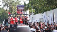 Momen parade pembalap di Mataram jelang MotoGP Mandalika 2025. (Muhammad Iqbal Ichsan/Bola.com)