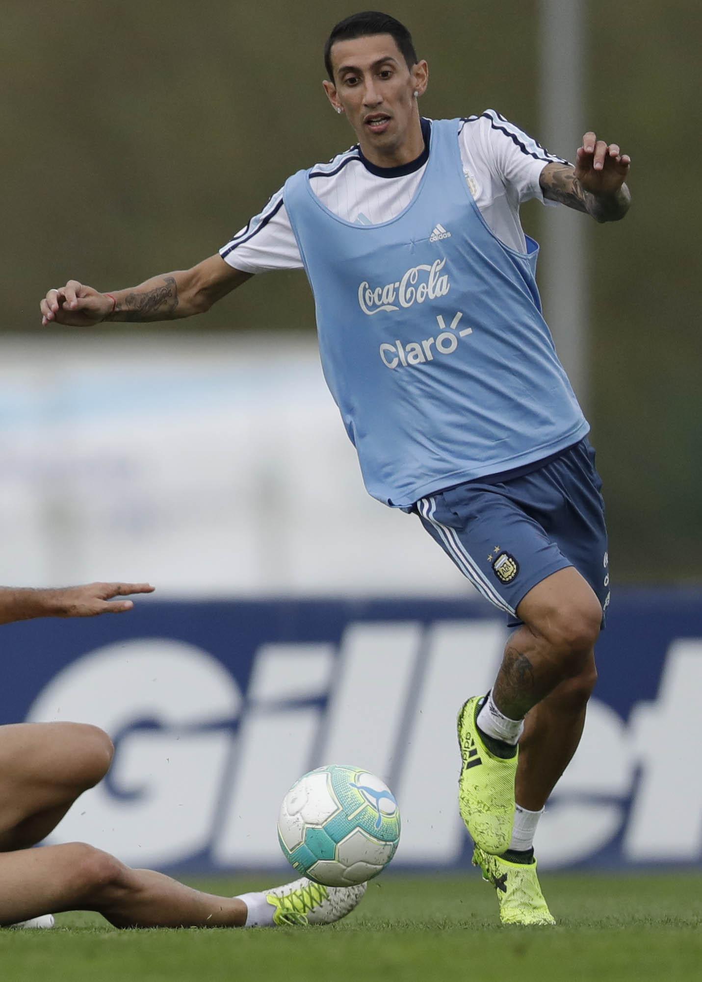 Pemain Argentina, Angel De Maria, saat mengikuti latihan bersama timnas Argentina jelang laga kualifikasi piala dunia 2018 di  Buenos Aires, Selasa (29/8/2017). Argentina akan berhadapan dengan Uruguay. (AP/Natacha Pisarenko)