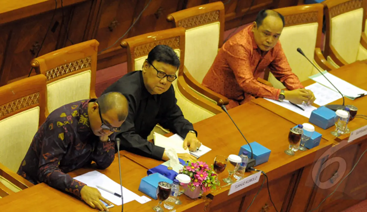 Tjahjo Kumolo (tengah), bersama Andi Widjajanto (kiri) dan pemilik apartemen Supriansyah  saat rapat dengar pendapat dengan Komisi III di Gedung Nusantara II, komplek parlemen, Jakarta, Senin (16/02/2015). 