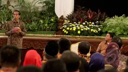 Presiden Joko Widodo (kiri) menyampaikan pidato saat pertemuan dengan pimpinan Bawaslu se-Indonesia di Istana Negara, Jakarta, (24/2/2015). Pertemuan membicarakan permasalahan Bawaslu jelang berlangsungnya Pilkada serentak.  (Liputan6.com/Faizal Fanani)