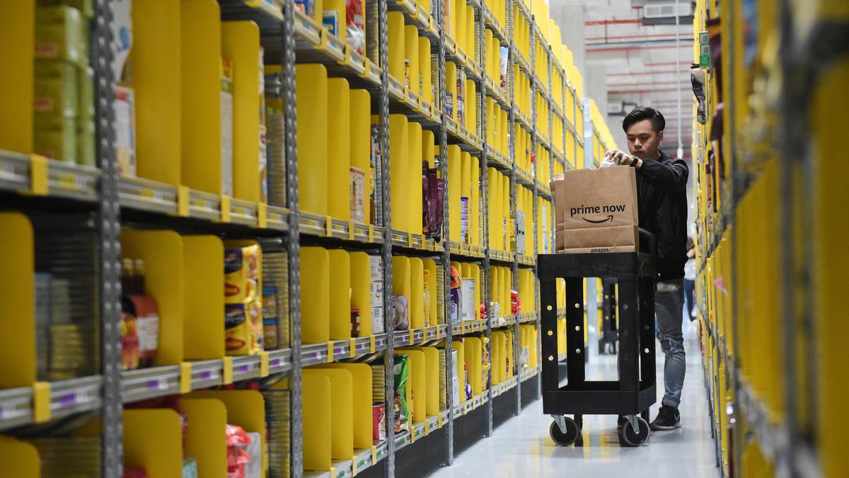 Pendapatan Amazon Bakal Lampaui Walmart untuk Pertama Kali