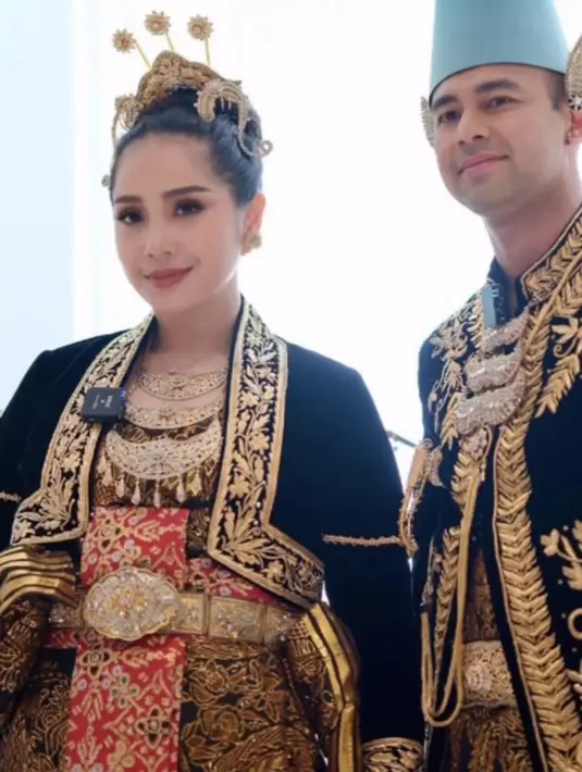 <p>Nagita mengenakan kebaya velvet hitam dengan bordiran keemasan lengkap dengan obi merah batik dipadukan kain lilit batik coklat sebagai bawahan. [@erniaredberry]</p>