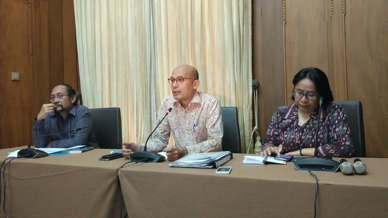 Juru Bicara Kementerian Luar Negeri, Arrmanatha Nasir (tengah) dalam media briefing yang dilakukan di Kementerian Luar Negeri