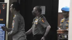 Irjen Pol Teddy Minahasa keluar ruangan sidang kode etik di Mabes Polri, Jakarta, Selasa (30/5/2023). Sidang kode etik terhadap Teddy Minahasa digelar secara tertutup. (merdeka.com/Imam Buhori)