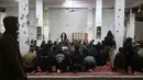 Sebagaimana diketahui, malam-malam ganjil di akhir Ramadan merupakan momen terbaik bagi umat Muslim untuk memperbanyak ibadah sekaligus meningkatkan ketakwaan sebagai seorang hamba. Tampak dalam foto, umat Muslim melaksanakan salat malam di Masjid Mahaba yang rusak selama perang Israel-Hamas di Khan Yunis, Jalur Gaza selatan pada Senin 16 Maret 2026. (Bashar Taleb/AFP)