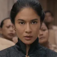 Film Gadis Kretek yang diperankan Dian Sastrowardoyo masuk ke Busan International Film Festival 2023. Dalam film tersebut, Dian Sastro mengenakan beberapa pilihan kebaya monokrom yang bikin ia terlihat fierce [@hagaipakan]