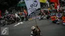 Seorang pengunjuk rasa membawa sebuah poster saat aksi di depan Istana Merdeka, Jakarta, Senin (26/9). Mereka meminta Pemerintah untuk merealisasikan  pelaksanaan reformasi agraria. (Liputan6.com/Faizal Fanani)