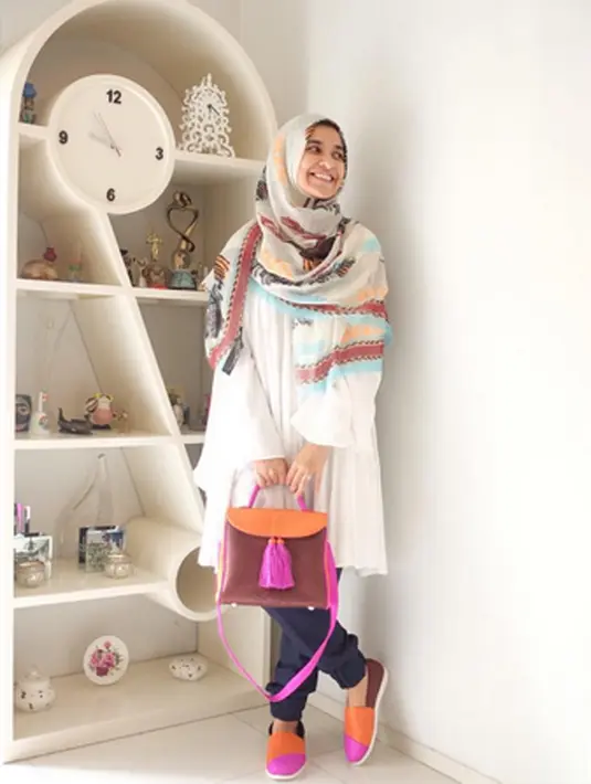 Hijab penuh warna dan motif cocok dipadukan dengan baju polos putih membuat tampilan semakin percaya diri. (via instagram/@shireensungkar)