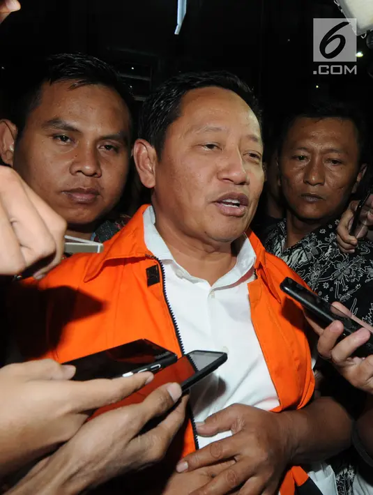 Cagub Maluku Utara terpilih hasil quick count Ahmad Hidayat Mus mengenakan rompi tahanan usai menjalani pemeriksaan di gedung KPK, Jakarta, Senin (2/7). Ahmad Hidayat ditahan terkait korupsi pembebasan lahan Bandara Bobong. (Merdeka.com/Dwi Narwoko)