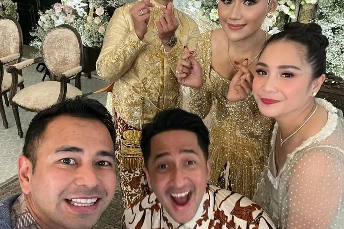 Raffi Ahmad dan Nagita Slavina bareng kedua mempelai plus Irfan Hakim. (Foto: Dok. Instagram @raffinagita1717)