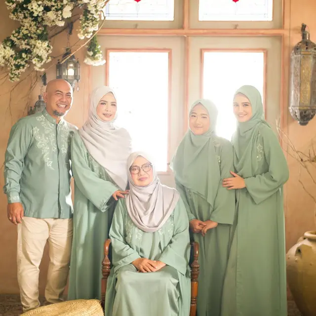 6 Pemotretan Keluarga Syifa Hadju, Kompak Pakai Baju Muslim Warna Senada