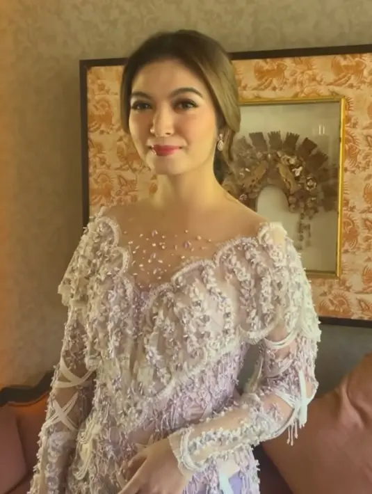 Penampilan Selvi pun dilengkapi dengan anting-anting silver serasi dengan cincinnya. [@byansoe]