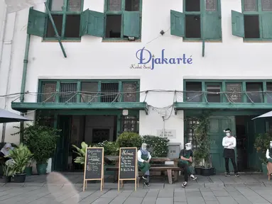 Pekerja mengenakan sarung tangan, masker, dan face shield di salah satu restoran kompleks wisata Kota Tua, Jakarta, Selasa (2/6/2020). Jelang berakhirnya PSBB di Jakarta, pengelola Kota Tua menyiapkan protokol kesehatan new normal bagi pengunjung. (merdeka.com/Iqbal S. Nugroho)