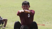 Penjaga gawang muda PSIS Semarang, Muhammad Fadli (atas), berlatih bersama Ganjar Mukti. (Bola.com/Vincentius Atmaja)