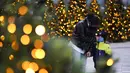 Seorang wanita membantu sang anak membetulkan posisi maskernya di New York, Amerika Serikat (AS) (22/12/2020). Seiring pandemi COVID-19 terus merajalela di seluruh AS tahun ini, masyarakat terpaksa menjalani musim liburan Natal yang lain dari biasanya. (Xinhua/Wang Ying)