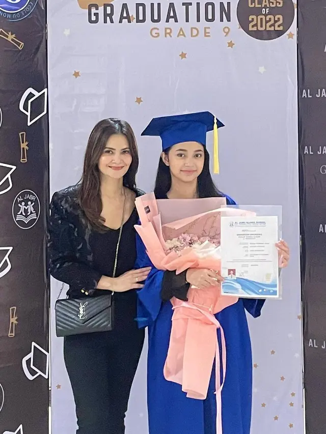 Potret 6 Artis Dampingi Anak Wisuda Kelulusan, Enggak Kalah Menawan