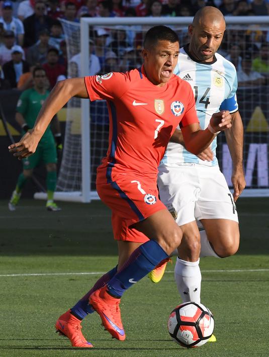 Penyerang Chile, Alexis Sanchez (kiri) membawa bola dari kawalan gelandang Argentina, Javier Mascherano pada Copa America Centenario 2016 di Levi's Stadium, California, AS (7/6). Argentina menang atas Chile dengan skor 2-1. (AFP/Thearon W. Henderson)