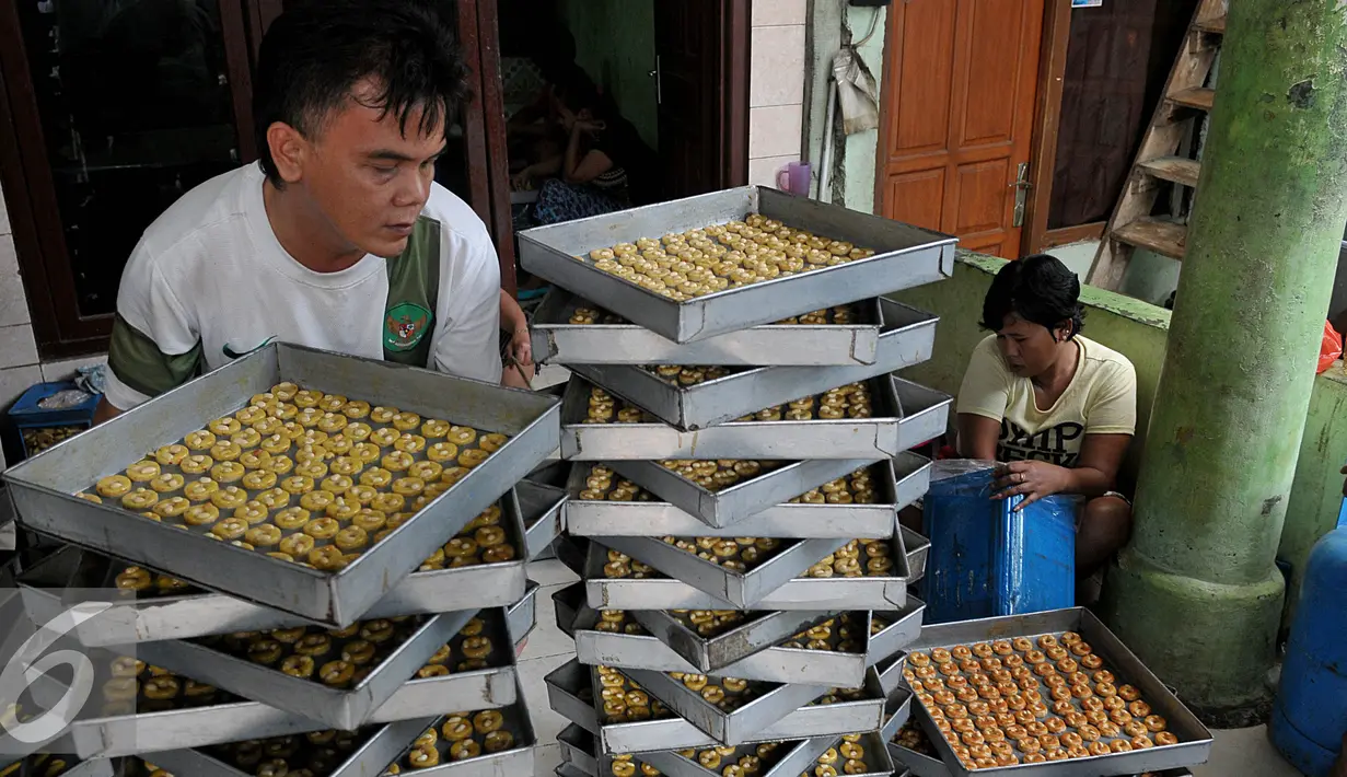 Kue yang telah dioleskan mentega siap untuk dipanggang, Jakarta, Rabu (8/7/2015). Menjelang Hari Raya Idul Fitri permintaan kue kering mengalami lonjakan hingga 100 persen dibandingkan dengan hari biasa. (Liputan6.com/JohanTallo)
