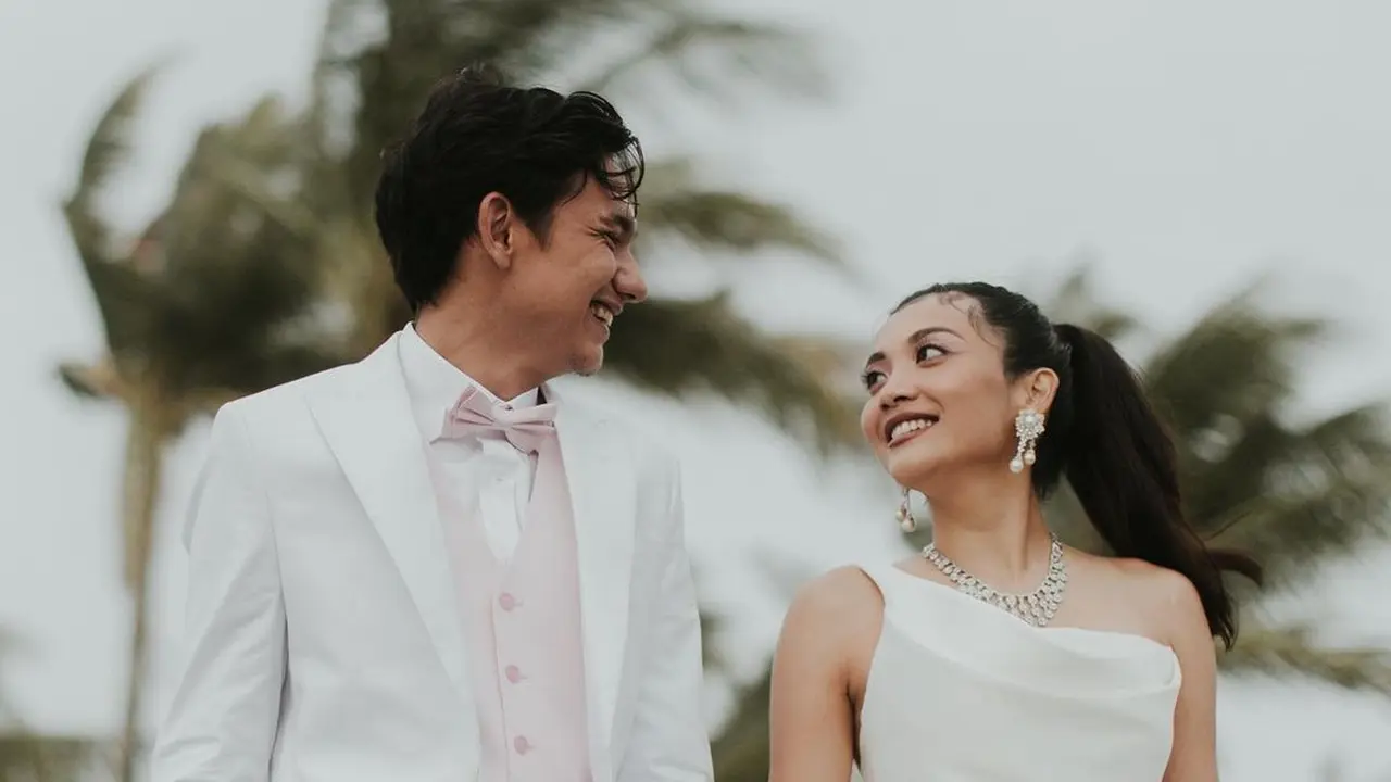 [Fimela] Adipati Dolken dan Canti Tachril