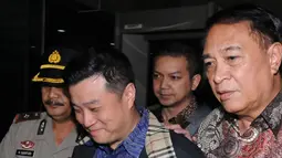 Direktur PT Agung Sedayu Group, Richard Halim Kusuma (tengah) menunduk sambil tersenyum saat keluar gedung KPK Jakarta, Rabu (20/4/2016). Usai diperiksa KPK, Richard tidak menjawab satupun  pertanyaan para pewarta. (Liputan6.com/Helmi Fithriansyah)