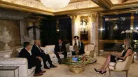 Suasana pertemuan PM Jepang Shinzo Abe dengan Donald Trump di Trump Tower di Manhattan, New York, AS (17/18). Shinzo Abe Menjadi pemimpin asing pertama yang bertemu dengan Donald Trump. (Cabinet Public Relations Office/HANDOUT via Reuters)