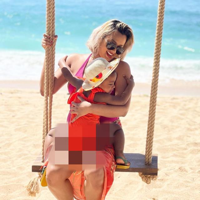 7 Gaya Kimmy Jayanti saat Momong Kedua Anaknya, Tetap Menawan